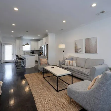Ten Minutes To Broadway Spacious Townhouse
